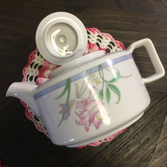 Japanese Porcelain Tea For One Lily Teapot with Cup - Picture 6 of 13